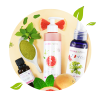 Les huiles essentielles contre la cellulite
Souvent appelée "peau d’orange",  la cellulite est une modification de l'aspect de la peau (principalement au niveau des fesses, cuisses et hanches) due à un dépôt de graisse sous-cutané.  Elle concerne la majorité des femmes.
Les causes 
Prédisposition génétique et hormonale et/ou apports alimentaires trop riches en sucres et en graisses conduisent à un stockage de graisses dans les cellules graisseuses (adipocytes). 
L’hypertrophie des adipocytes conduit peu à peu à l’apparition de capitons. Les fibres cutanées sont désorganisées et perdent leur élasticité, la circulation lymphatique est ralentie, ce qui favorise la rétention d’eau et l’accumulation de toxines, la cellulite s’installe.
Rassurez-vous : l’apparition d’une cellulite modérée sur les fesses et les cuisses au fil des années est normale, même chez les femmes minces, car elle est liée aux changements hormonaux, au vieillissement des tissus et à la présence de nombreux adipocytes dans ces zones. Toutefois lorsque la cellulite devient excessive, c’est souvent signe que le stockage est trop important et que le drainage est insuffisant.
Astuces pour lutter contre la peau d'orange
Les massages anti-cellulites types « palper-rouler » facilitent la pénétration des actifs amincissants et aide à « casser » les amas graisseux. De même, les sports aquatiques type aquagym ou natation sont également bénéfiques, car la pression exercée par l'eau associée aux mouvements joue un rôle de massage.  
Comment réduire la cellulite avec les huiles essentielles ?
Réalisez votre huile anticellulite maison :
70 gouttes d’huile essentielle de Christe marine,
70 gouttes d’huile essentielle de Pamplemousse,
100 ml d’huile végétale,
à appliquer quotidiennement en massages localisés.
L’efficacité des huiles essentielles et leur affinité avec la peau permettent de réaliser des huiles aromatiques amincissantes très efficaces, surtout si l’application s’accompagne d’automassages drainants, d’une alimentation saine et équilibrée et d’une activité sportive.  
Les huiles essentielles les plus réputées pour lutter contre la cellulite sont celles de Cèdre, Pamplemousse, Christe marine, Genévrier… Des actifs végétaux seront également très bénéfiques contre la cellulite : Thé vert Matcha, Caféine naturelle, extrait de Lierre, extrait concentré de Kigélia…
Pour aller plus loin, découvrez notre dossier thématique « Minceur au naturel ».
 
 Voici quelques recettes d’aromathérapie reconnues tirées d’ouvrages de référence de synergies d’huiles essentielles pour vous aider à vous débarrasser de la cellulite et restaurer la fermeté de votre peau.
Cellulite
